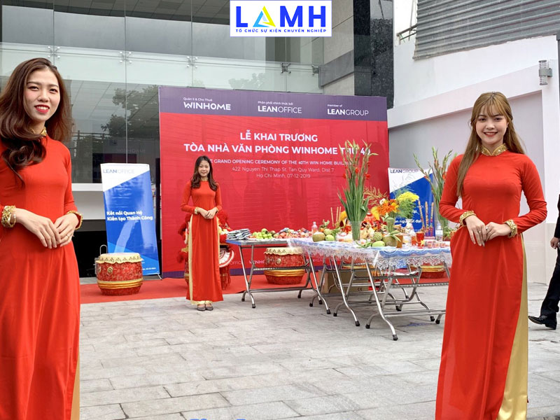 lễ tân trong ngày khai trương
